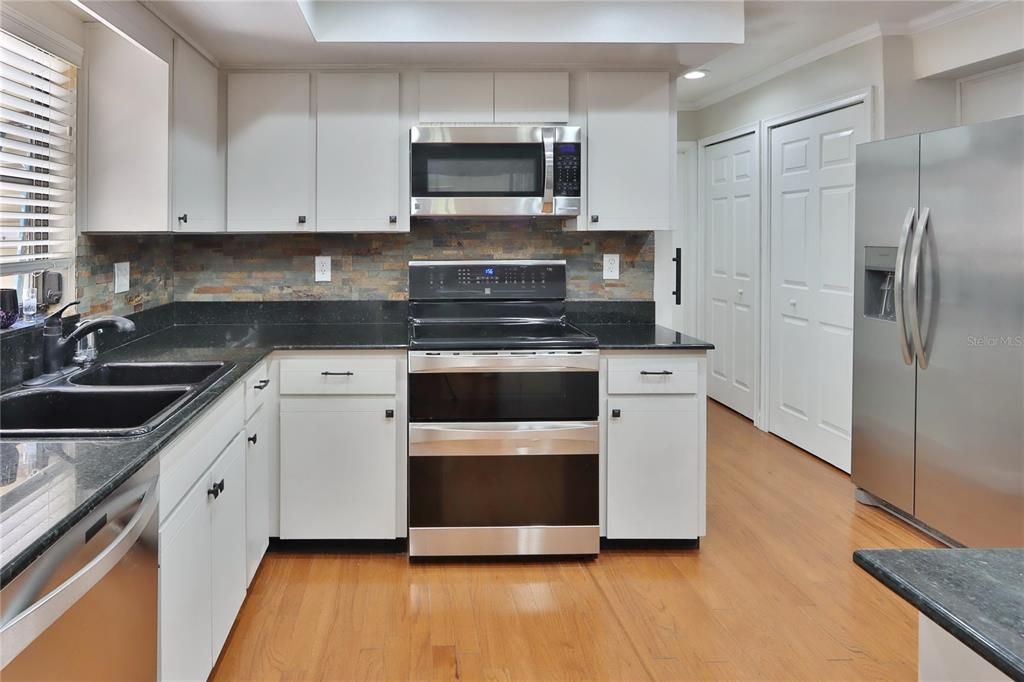 For Sale: $550,000 (3 beds, 3 baths, 3089 Square Feet)