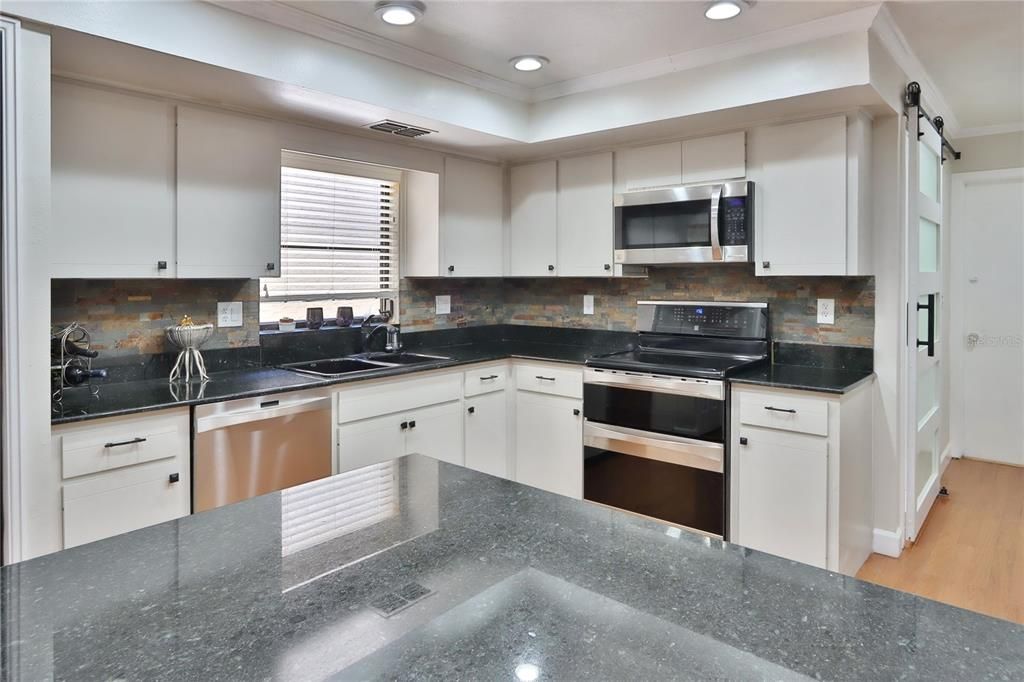 For Sale: $550,000 (3 beds, 3 baths, 3089 Square Feet)