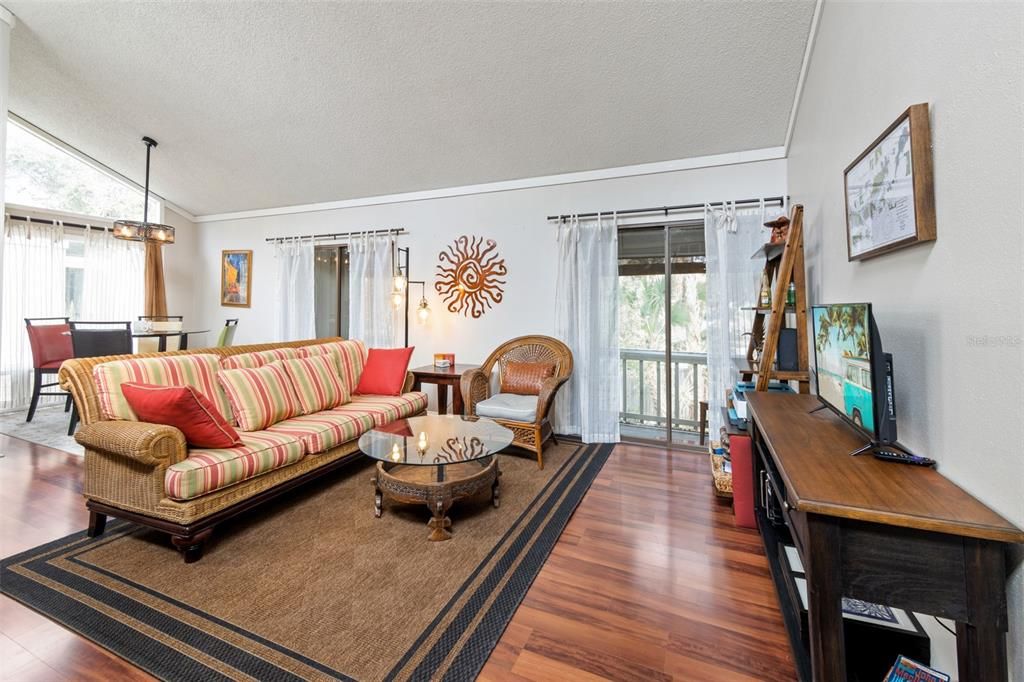 For Sale: $219,500 (2 beds, 2 baths, 982 Square Feet)