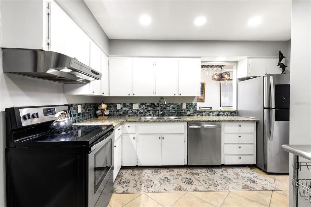 For Sale: $219,500 (2 beds, 2 baths, 982 Square Feet)