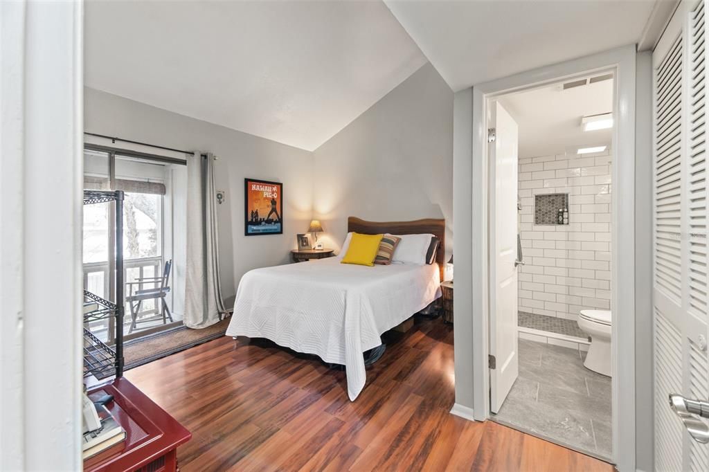 For Sale: $219,500 (2 beds, 2 baths, 982 Square Feet)