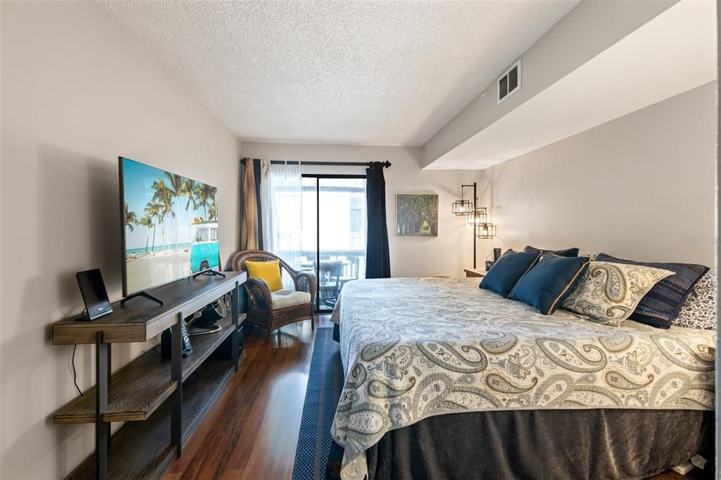 For Sale: $219,500 (2 beds, 2 baths, 982 Square Feet)