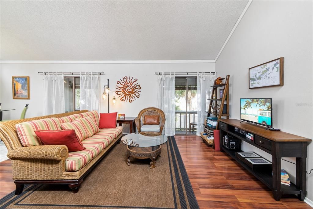 For Sale: $219,500 (2 beds, 2 baths, 982 Square Feet)