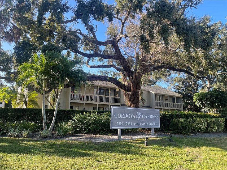 For Sale: $219,500 (2 beds, 2 baths, 982 Square Feet)