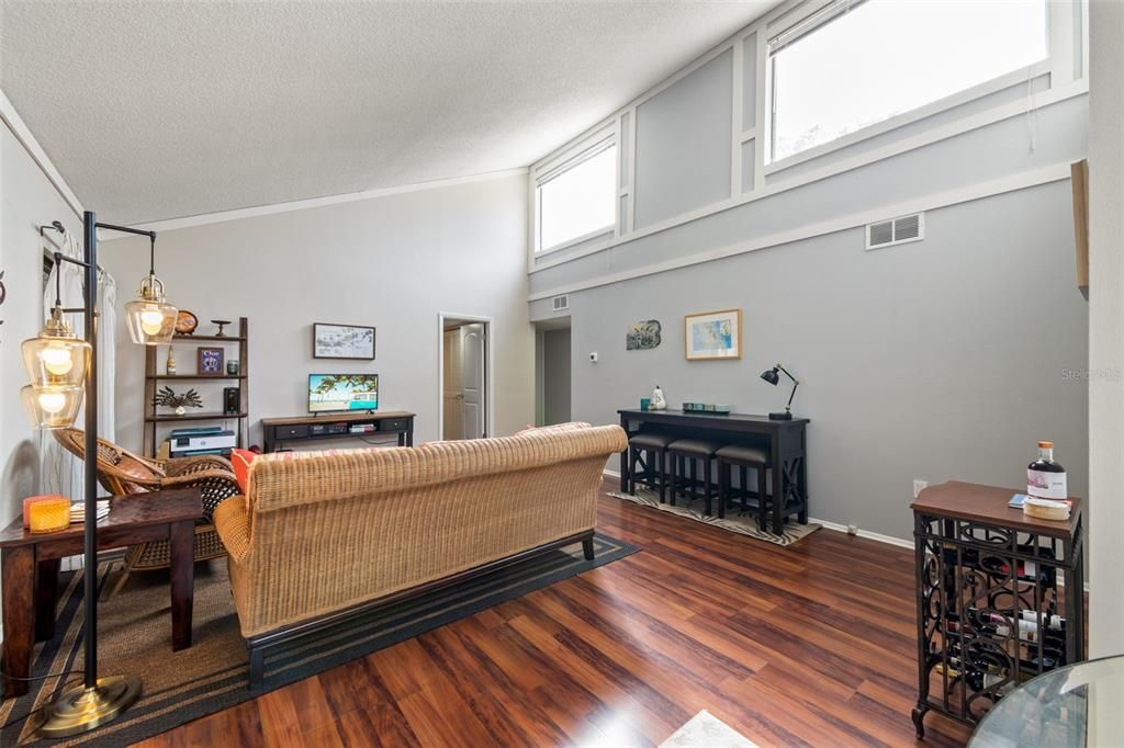 For Sale: $219,500 (2 beds, 2 baths, 982 Square Feet)