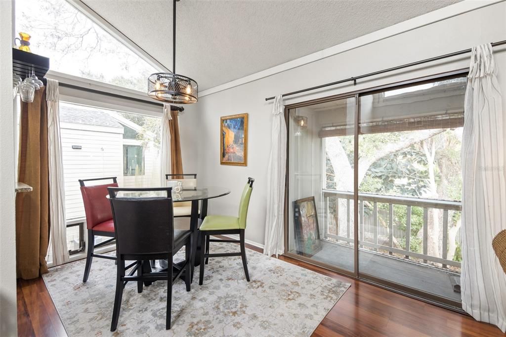 For Sale: $219,500 (2 beds, 2 baths, 982 Square Feet)