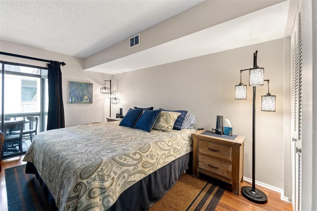 For Sale: $219,500 (2 beds, 2 baths, 982 Square Feet)