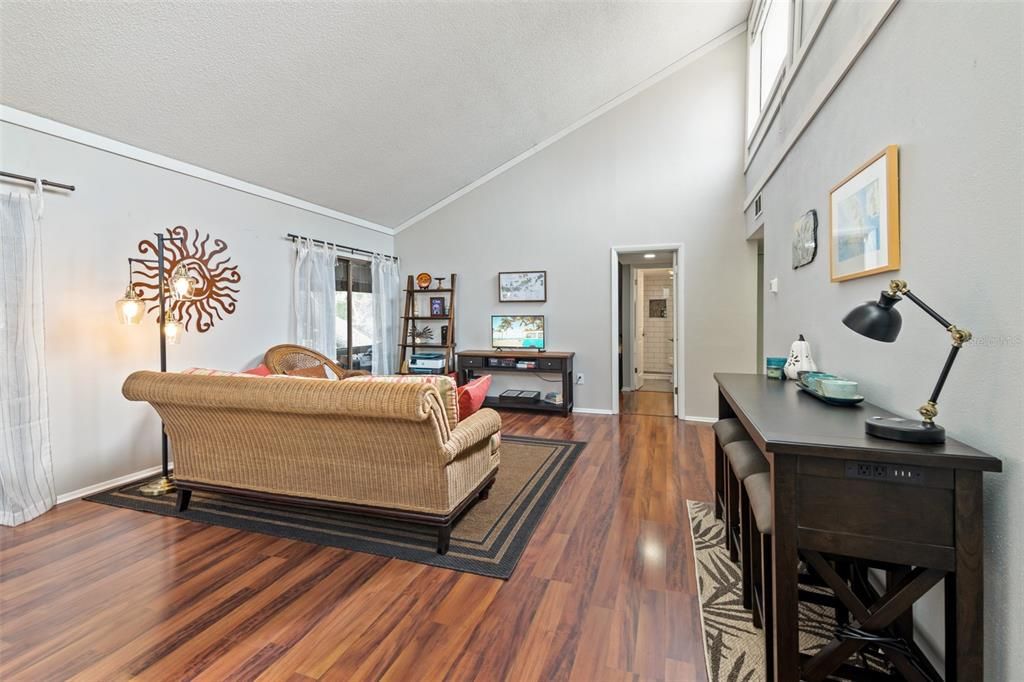 For Sale: $219,500 (2 beds, 2 baths, 982 Square Feet)