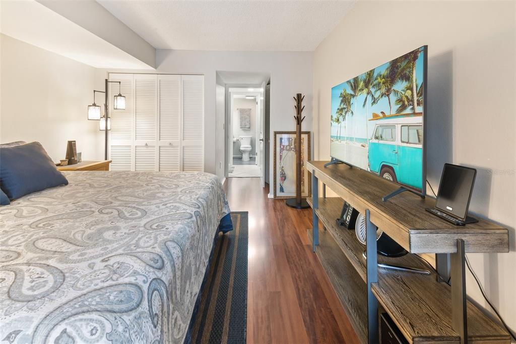 For Sale: $219,500 (2 beds, 2 baths, 982 Square Feet)