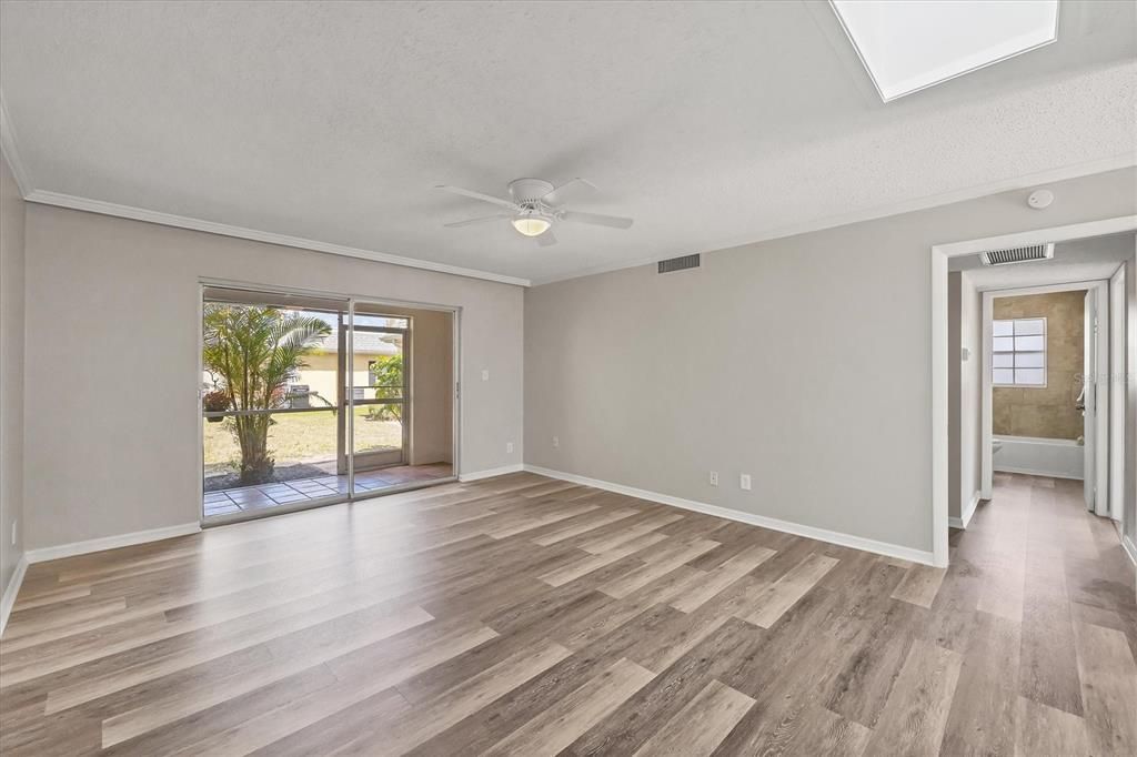 For Sale: $225,000 (2 beds, 1 baths, 1022 Square Feet)