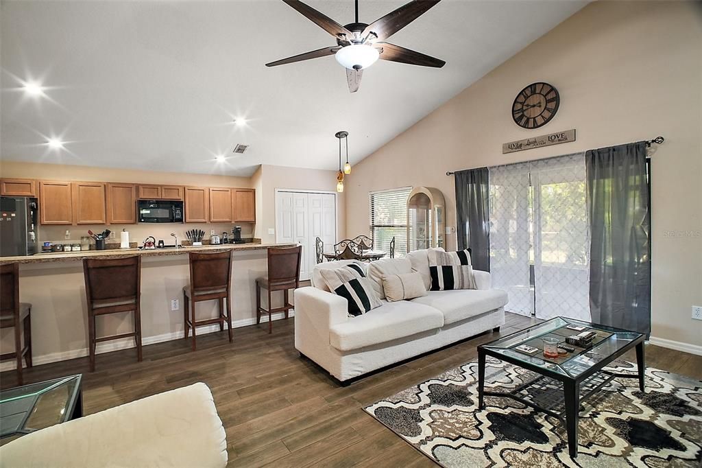 待售: $319,000 (4 贝兹, 2 浴室, 1772 平方英尺)