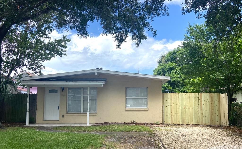 Recently Rented: $1,900 (3 beds, 2 baths, 1094 Square Feet)