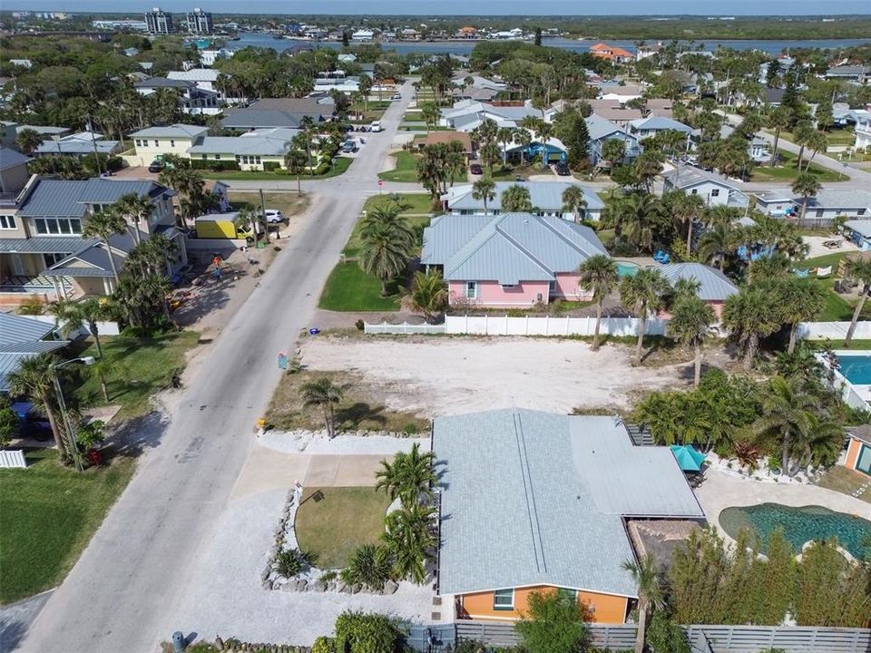 待售: $700,000 (0.14 acres)