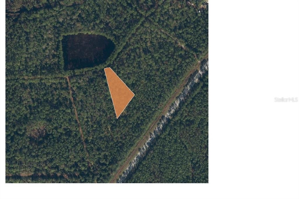 На продажу: $8,500 (0.80 acres)