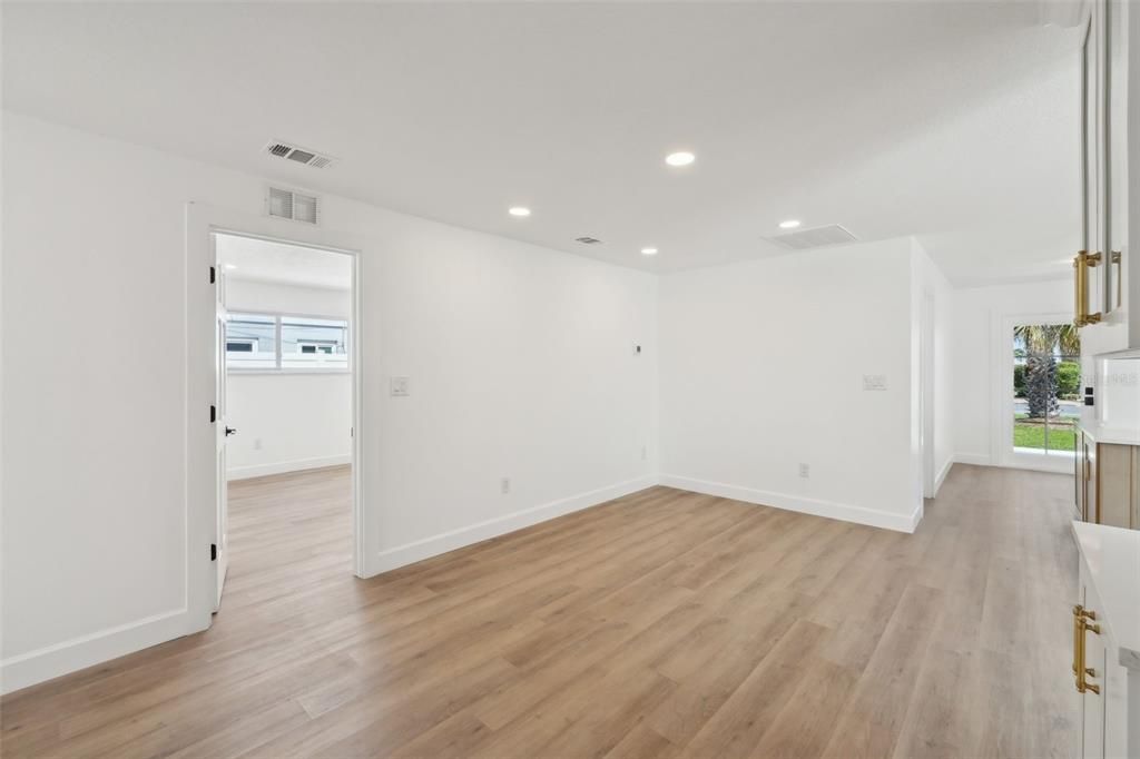 待售: $1,050,000 (4 贝兹, 2 浴室, 1815 平方英尺)