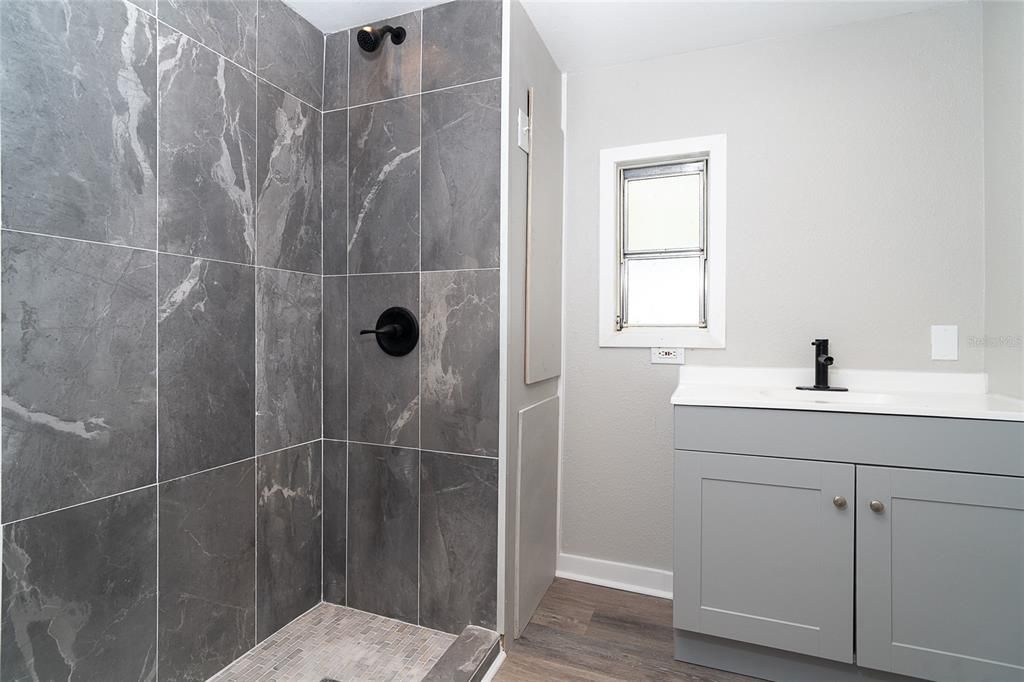 Activo con contrato: $112,000 (2 camas, 2 baños, 1068 Pies cuadrados)