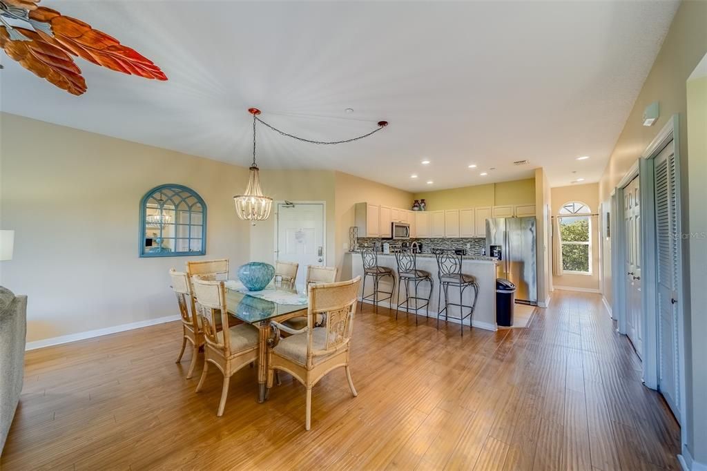 合同活跃: $575,000 (2 贝兹, 2 浴室, 1390 平方英尺)