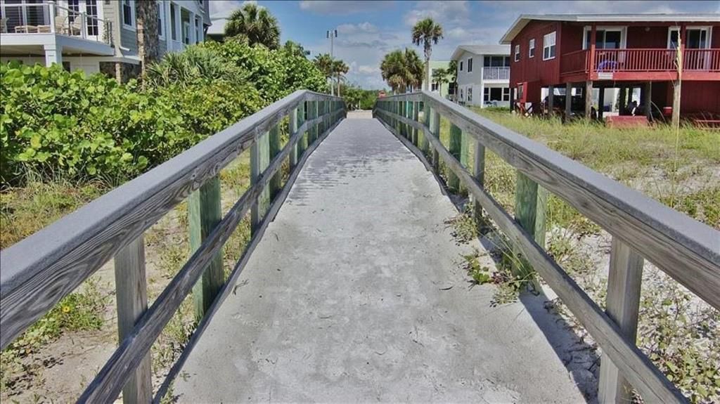 合同活跃: $575,000 (2 贝兹, 2 浴室, 1390 平方英尺)