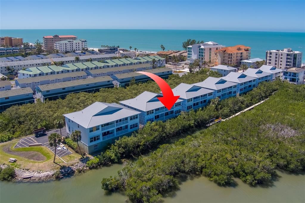 合同活跃: $575,000 (2 贝兹, 2 浴室, 1390 平方英尺)