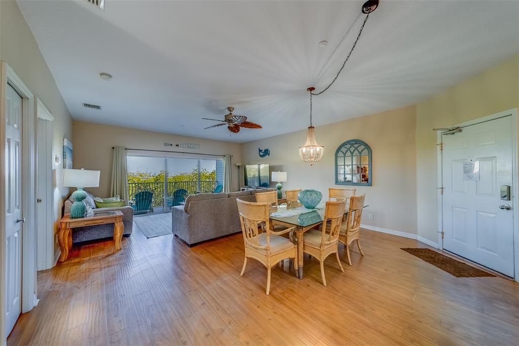 合同活跃: $575,000 (2 贝兹, 2 浴室, 1390 平方英尺)