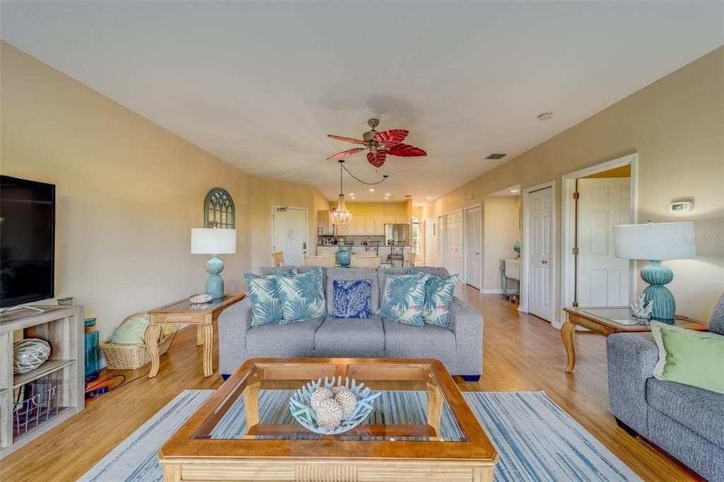 合同活跃: $575,000 (2 贝兹, 2 浴室, 1390 平方英尺)