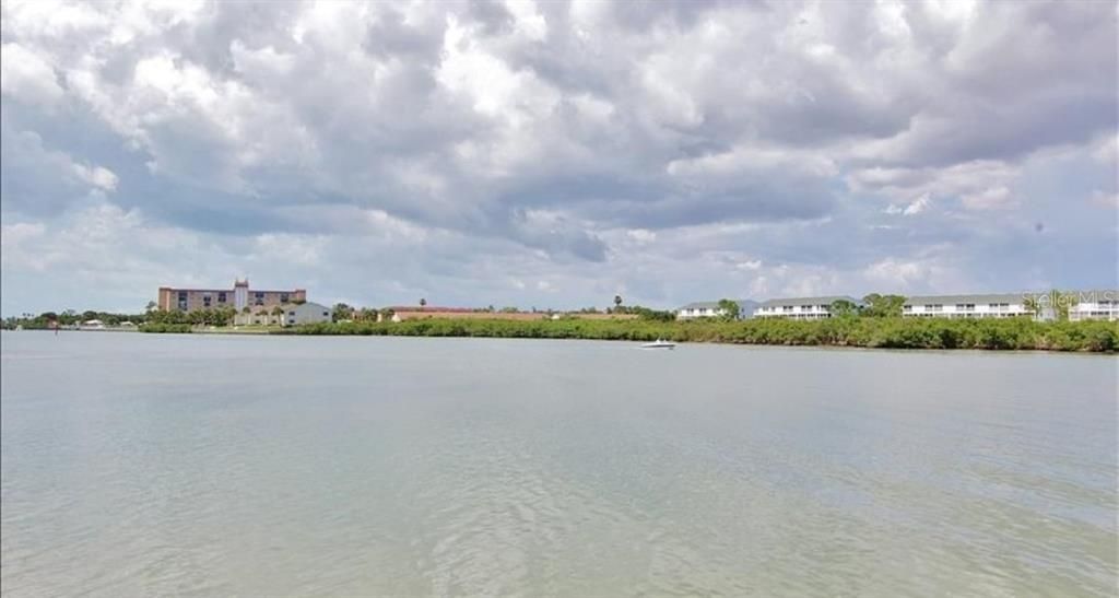 合同活跃: $575,000 (2 贝兹, 2 浴室, 1390 平方英尺)