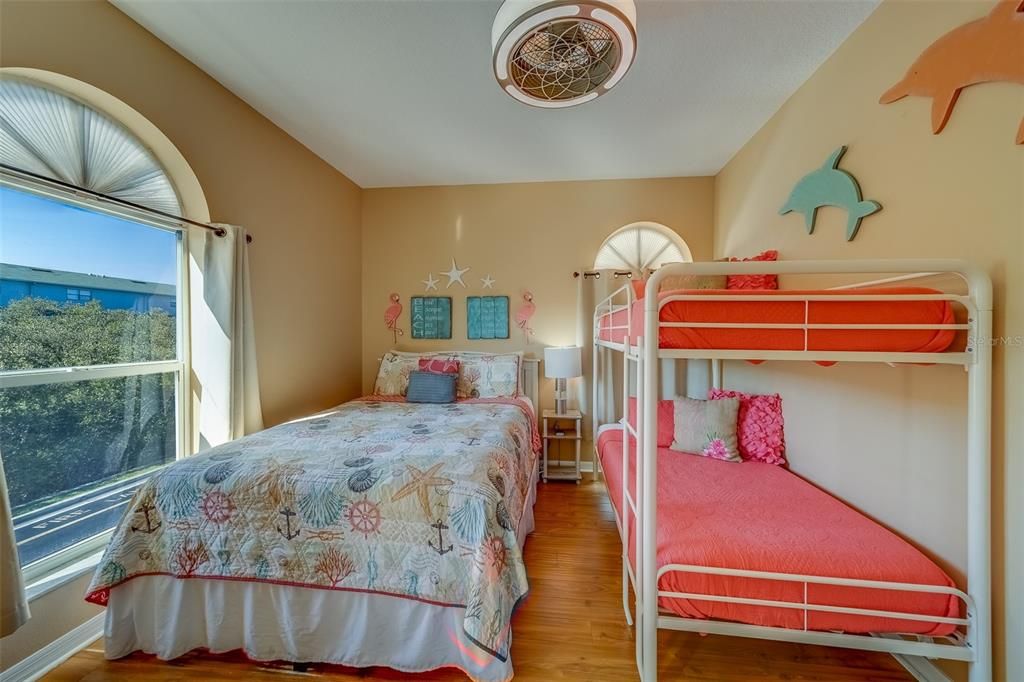 合同活跃: $575,000 (2 贝兹, 2 浴室, 1390 平方英尺)