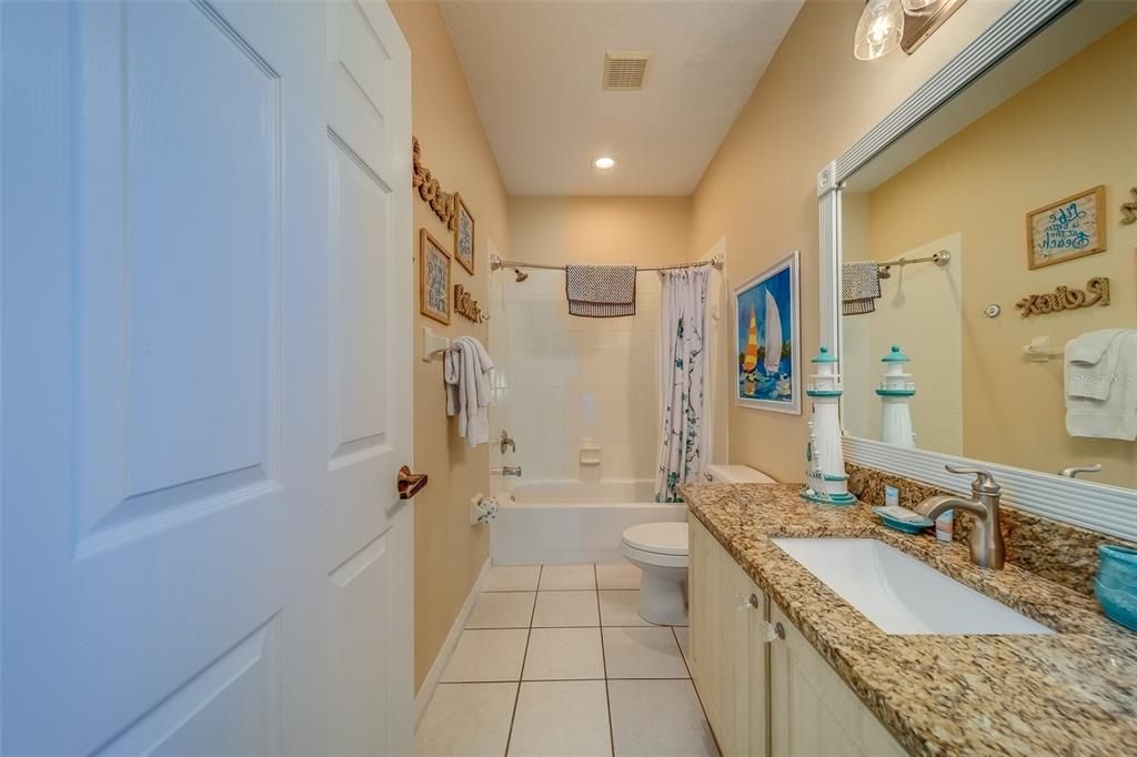 合同活跃: $575,000 (2 贝兹, 2 浴室, 1390 平方英尺)