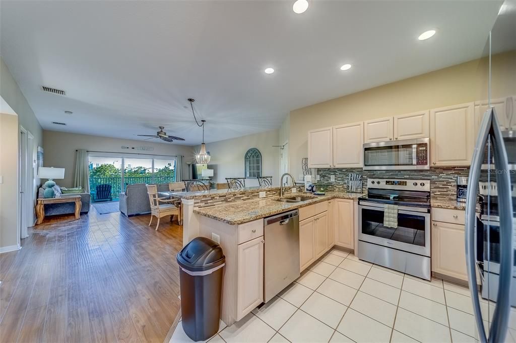 合同活跃: $575,000 (2 贝兹, 2 浴室, 1390 平方英尺)