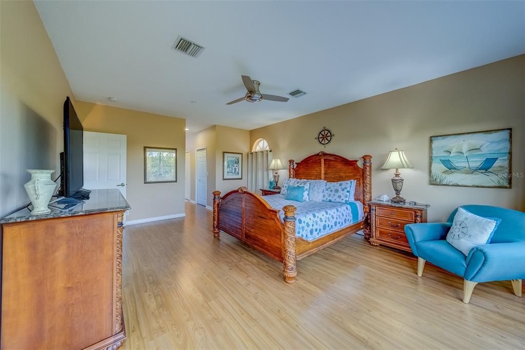 合同活跃: $575,000 (2 贝兹, 2 浴室, 1390 平方英尺)