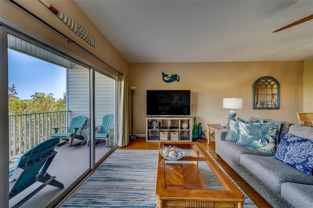 合同活跃: $575,000 (2 贝兹, 2 浴室, 1390 平方英尺)