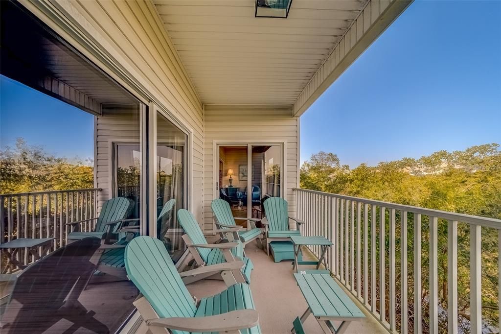 合同活跃: $575,000 (2 贝兹, 2 浴室, 1390 平方英尺)