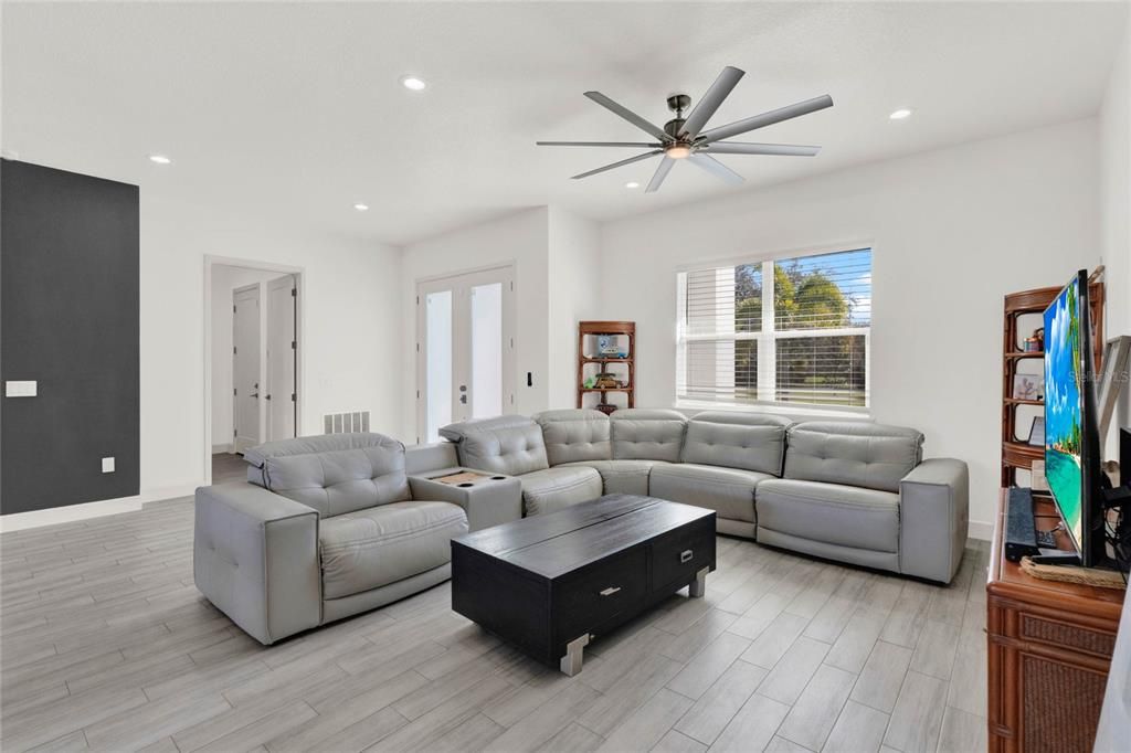 For Sale: $719,900 (4 beds, 3 baths, 2698 Square Feet)