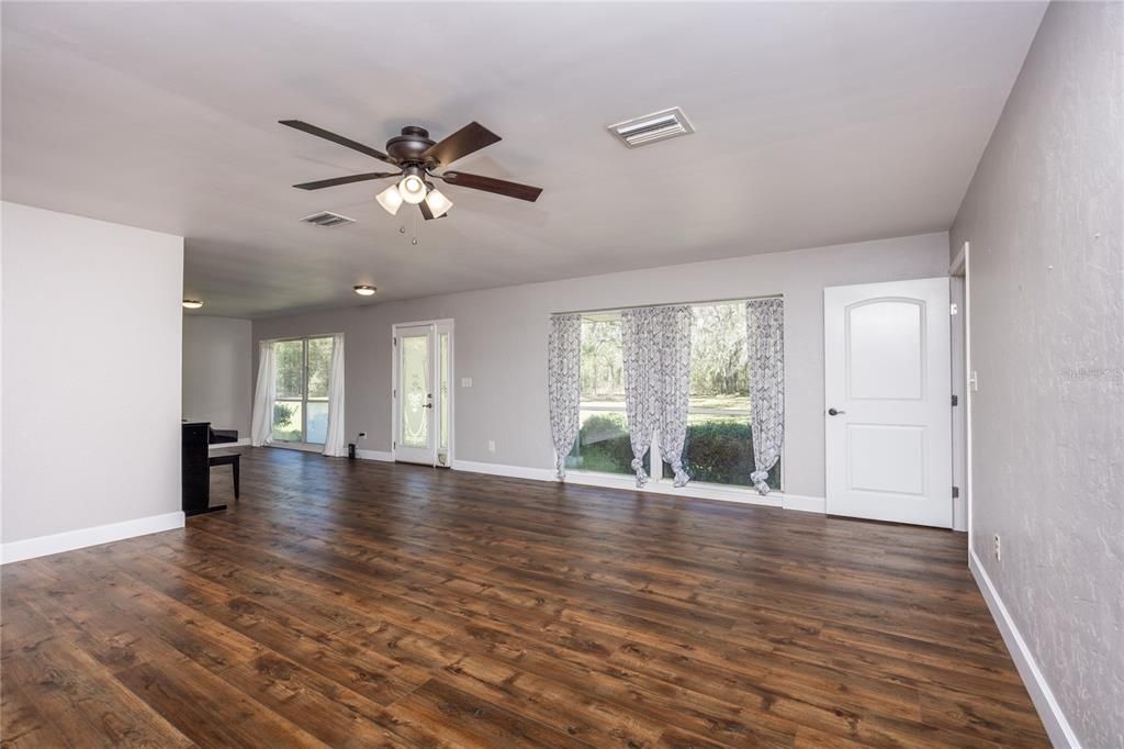 For Sale: $639,900 (7 beds, 4 baths, 3557 Square Feet)