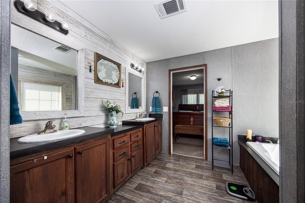 For Sale: $639,900 (7 beds, 4 baths, 3557 Square Feet)