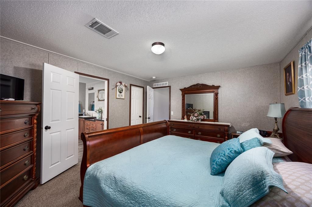For Sale: $639,900 (7 beds, 4 baths, 3557 Square Feet)
