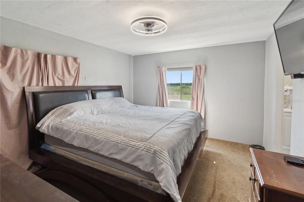 Activo con contrato: $329,900 (4 camas, 2 baños, 1440 Pies cuadrados)