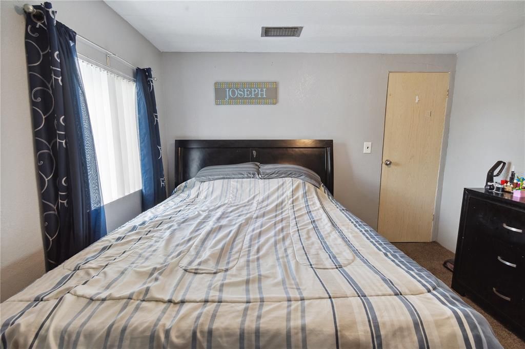 Activo con contrato: $329,900 (4 camas, 2 baños, 1440 Pies cuadrados)