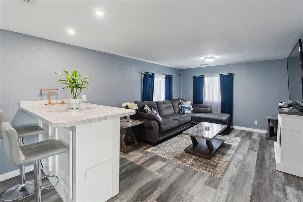 Activo con contrato: $329,900 (4 camas, 2 baños, 1440 Pies cuadrados)