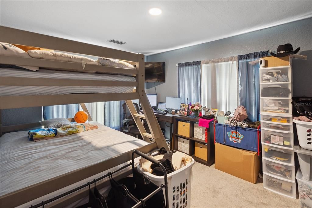 Activo con contrato: $329,900 (4 camas, 2 baños, 1440 Pies cuadrados)