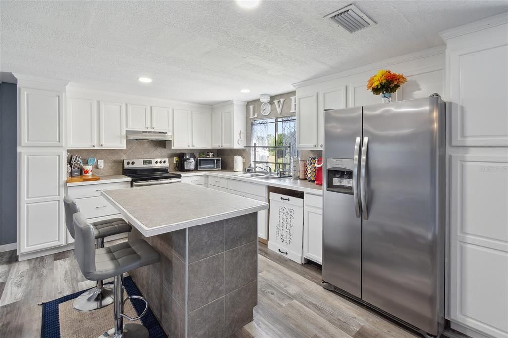 Activo con contrato: $329,900 (4 camas, 2 baños, 1440 Pies cuadrados)