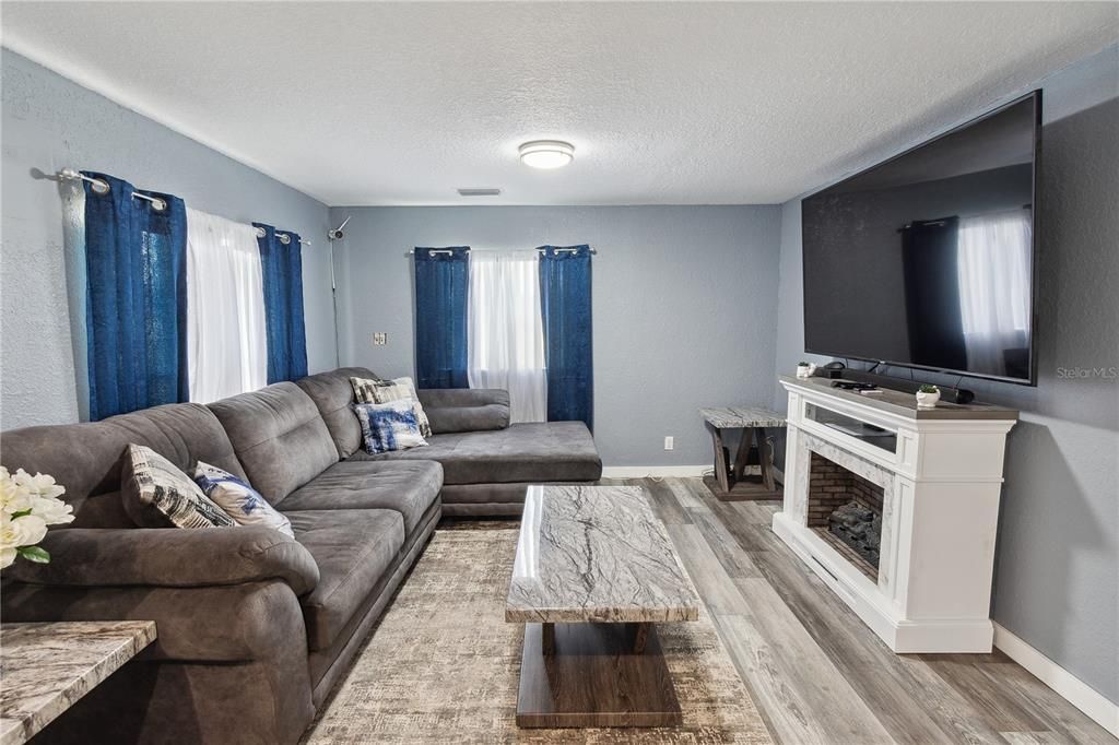 Activo con contrato: $329,900 (4 camas, 2 baños, 1440 Pies cuadrados)