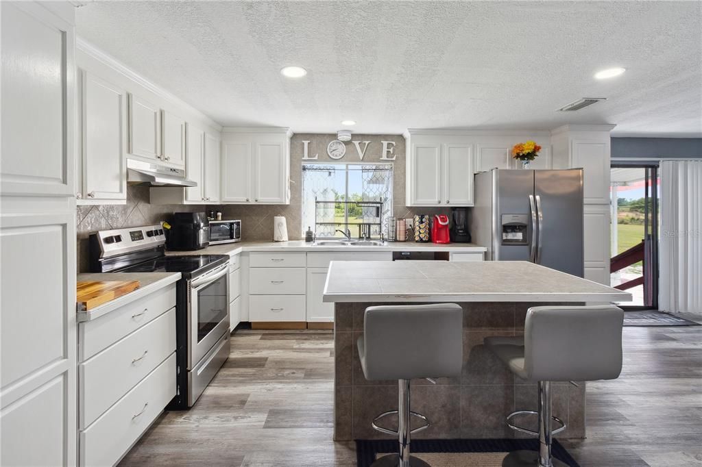 Activo con contrato: $329,900 (4 camas, 2 baños, 1440 Pies cuadrados)