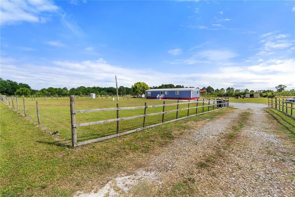 Activo con contrato: $329,900 (4 camas, 2 baños, 1440 Pies cuadrados)