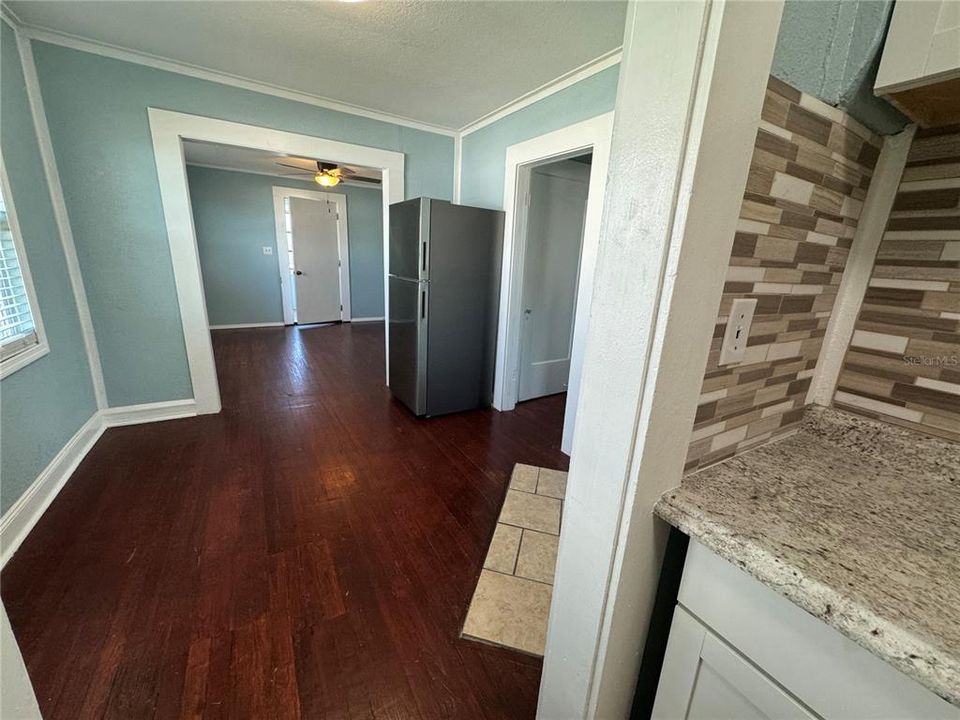 出租: $1,200 (2 贝兹, 1 浴室, 985 平方英尺)