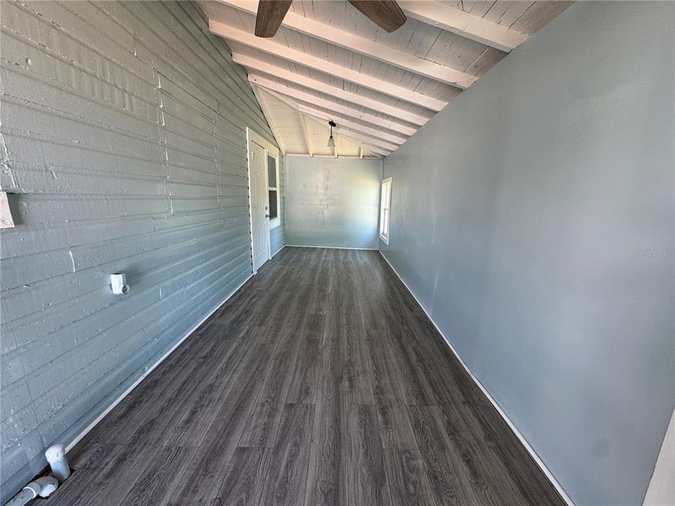 出租: $1,200 (2 贝兹, 1 浴室, 985 平方英尺)