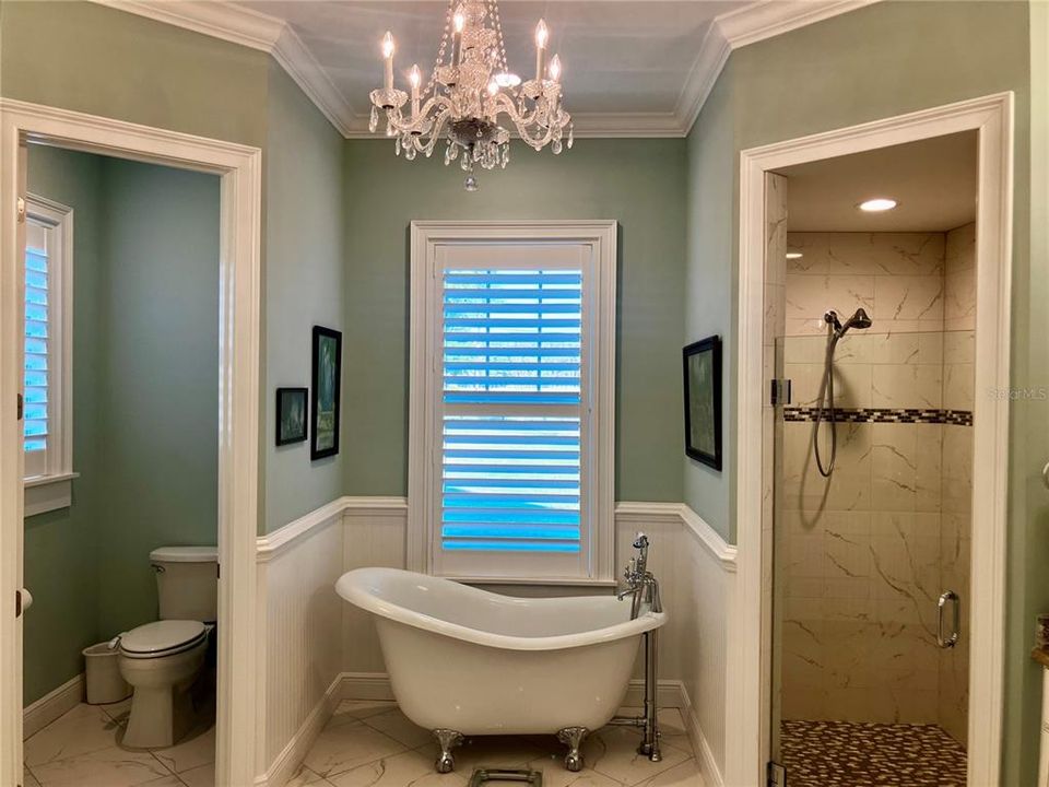 Под контрактом: $2,600,000 (5 спален, 4 ванн, 4577 Квадратных фут)