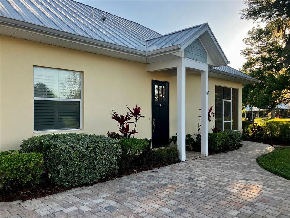 Под контрактом: $2,600,000 (5 спален, 4 ванн, 4577 Квадратных фут)