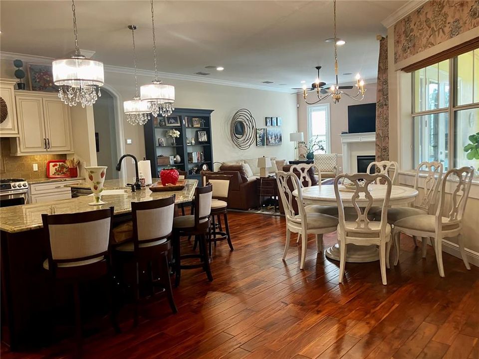 Под контрактом: $2,600,000 (5 спален, 4 ванн, 4577 Квадратных фут)