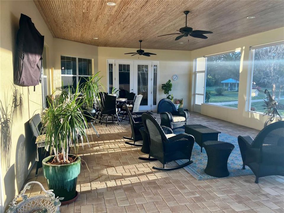 Под контрактом: $2,600,000 (5 спален, 4 ванн, 4577 Квадратных фут)